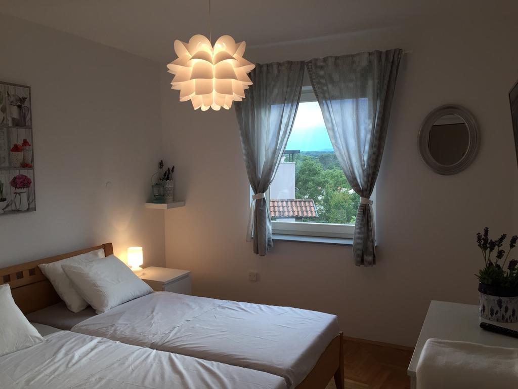 Apartments Papalinna By Moro Malinska Oda fotoğraf